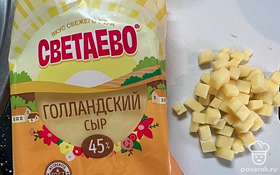 Нарезать сыр мелким кубиком.