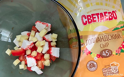 Добавить сыр в салат, перемешать все ингредиенты между собой.