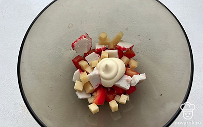 Перед подачей заправить салат майонезом. По желанию, в заправку можно добавить каплю горчицы.