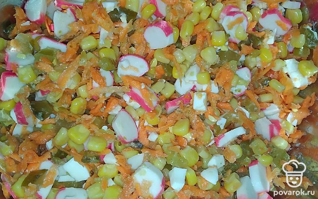 Крабовый салат с морковью и солеными огурцами — Рецепт с фото