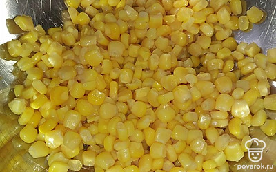 Открыть банку с кукурузой, выложить в салатник.