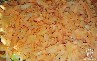 Морковь помыть, почистить, натереть на крупной терке.