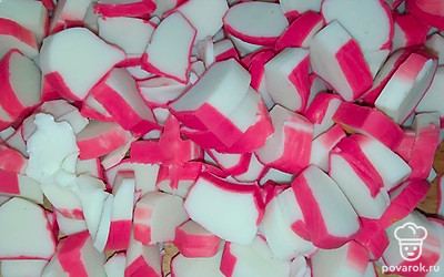 Крабовые палочки нарезать небольшими кусочками.