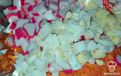 Яйца помыть, отварить, мелко нарезать кубиками. 