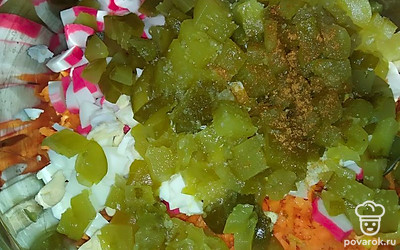 Огурцы мелко нарезать кубиками. Все ингредиенты переложить в салатник, посолить, поперчить, хорошо перемешать.