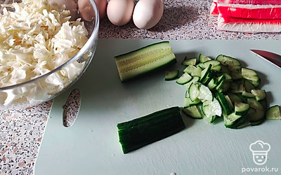 Огурцы нарезаем полукольцами.