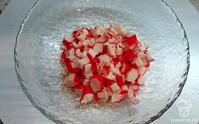 Кубиком нарезаем крабовые палочки. 