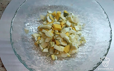 Затем режем кусочками яйца.