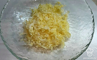 Пекинскую капусту измельчаем соломкой.