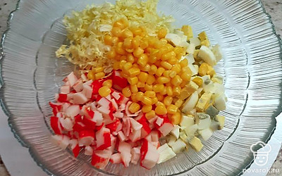 Все в месте соединяем и добавляем кукурузу. Заправляем майонезом. 