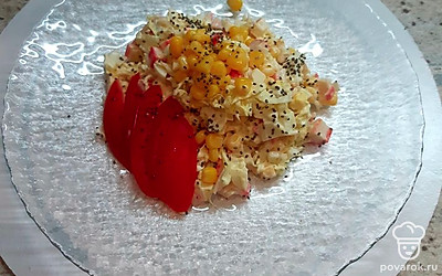 Выкладываем салат на сервировочное блюдо, сверху посыпаем семенами чиа. Украшаем помидоркой.