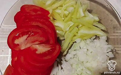 Варим яйца. Режем помидор дольками. Перец нарезаем полосками, а лук — мелким кубиком.