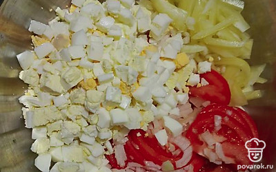 Режем кубиками яйцо, отправляем в салат.