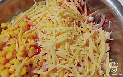 Натираем на крупной терке сыр, добавляем один зубчик чеснока. Солим по вкусу и заправляем майонезом.