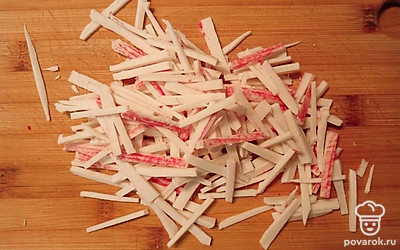 Крабовые палочки нарезаем соломкой. 