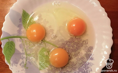 В тарелку разбиваем яйца, взбиваем вилкой. Готовим яичные блины. 