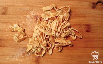 Яичные блинчики нарезаем соломкой. 