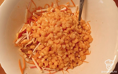 Добавляем консервированную кукурузу. 