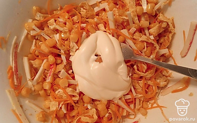 Заправляем салат майонезом. Хорошо перемешиваем. 