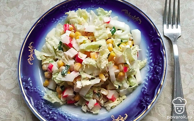 Салат из пекинской капусты с крабовыми палочками и кукурузой — Рецепт с фото