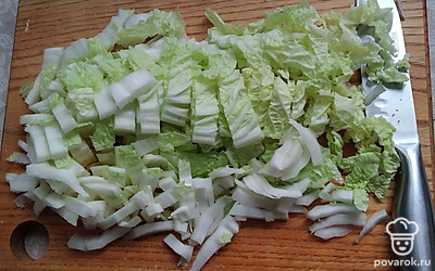 Мелко нарезать капусту.