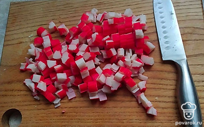 Нарезать крабовые палочки.