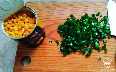 Нарезать лук.