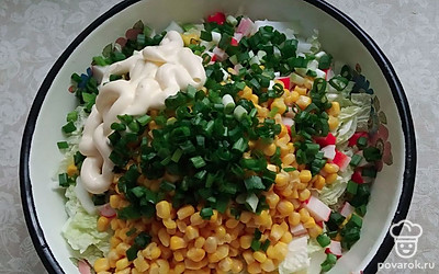 Добавить майонез и перемешать все ингредиенты. По желанию можно слегка подсолить.