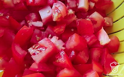 Помидоры нарезать кубиками и выложить на дуршлаг, чтобы стекла лишняя жидкость. 