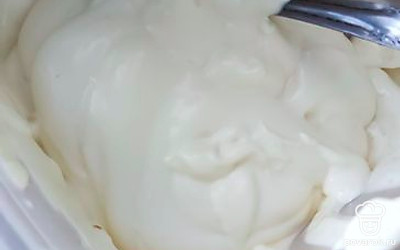 Майонез смешать с чесноком, пропущенным через пресс, в отдельной посуде. 