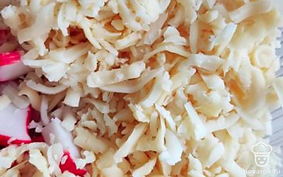 Сыр натереть на терке и добавить к остальным ингредиентам.