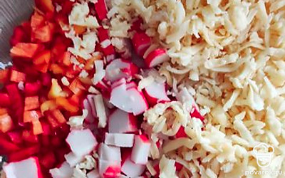 Все смешать, заправить майонезом. Посолить.