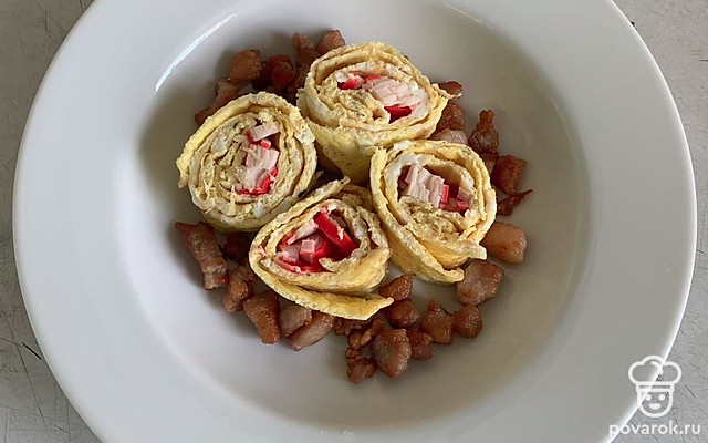 Яичница с салом и крабовыми палочками — Рецепт с фото