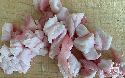 Нарезать сало на кусочки.