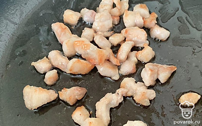 Обжарить сало на сковороде. Убрать со сковородки.