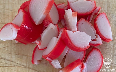 Крабовые палочки нарезать на кусочки.