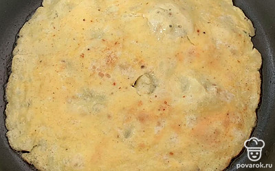 Обжарить яйцо с двух сторон.