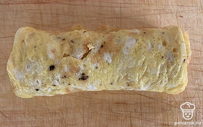 Свернуть блинчик в рулет.