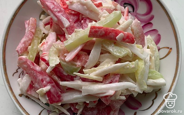 Салат с крабовыми палочками, помидором и чесноком — Рецепт с фото