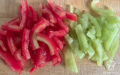 Нарезать помидор и перец.