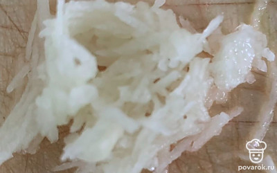 Натереть чеснок на терке.