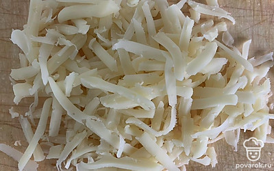 Сыр натереть на крупной терке.