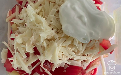 Смешать ингредиенты, заправить сметаной, посолить.