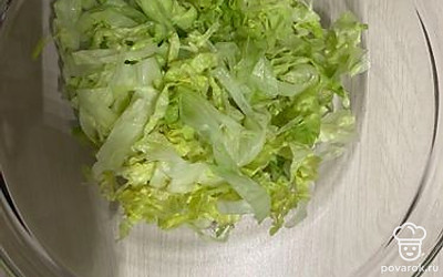 Листья салата промыть и нашинковать.