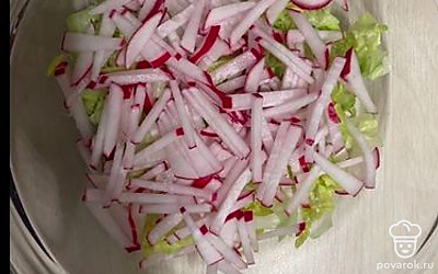 Редис промыть и нашинковать соломкой.