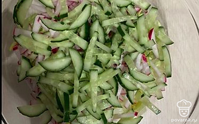 Свежий огурец нашинковать соломкой.