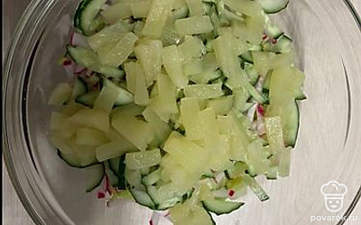 Консервированный ананас добавить к салату.