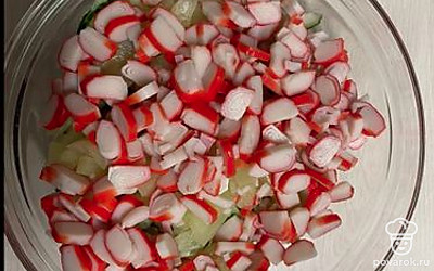 Крабовые палочки мелко нарезать.