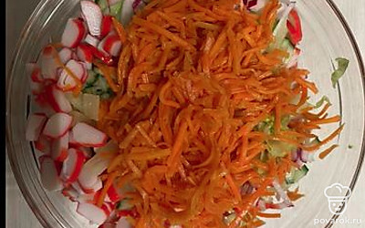 Корейскую морковь добавить к салату, заправить майонезом и перемешать.