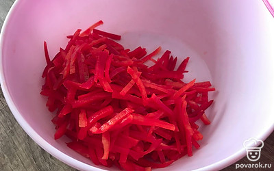 Перец болгарский нарезаем соломкой.